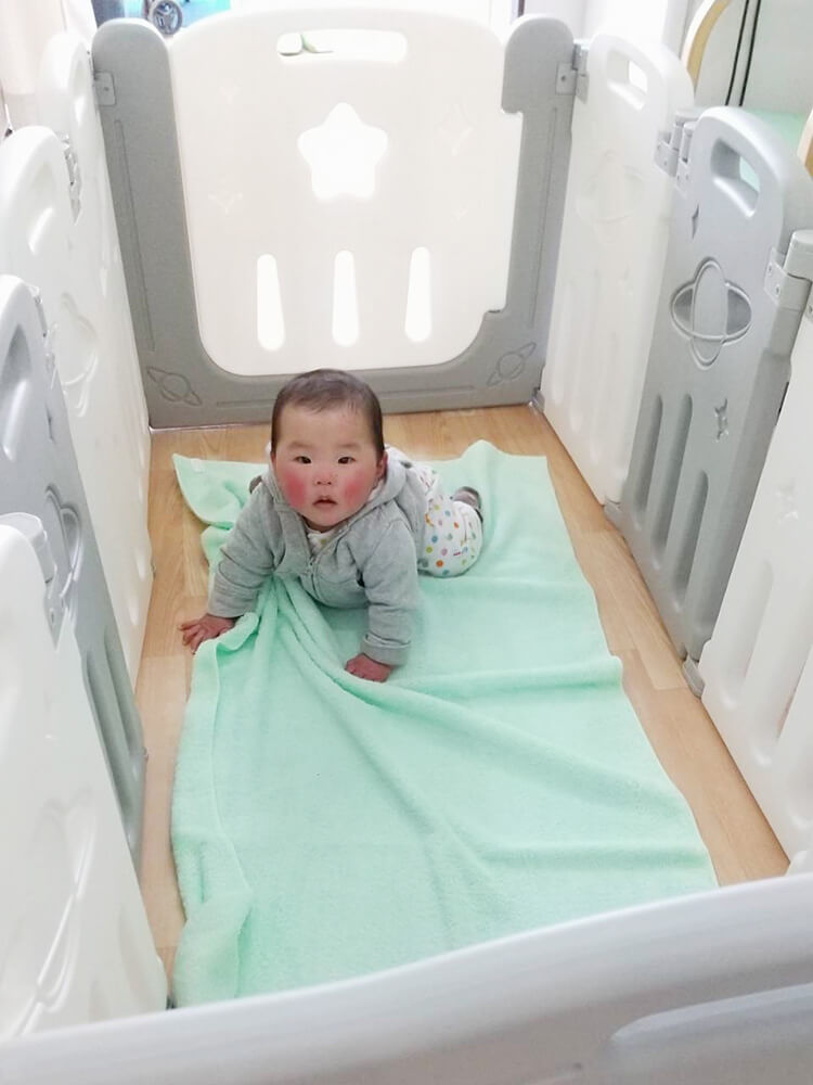 赤ちゃんとベビーサークル